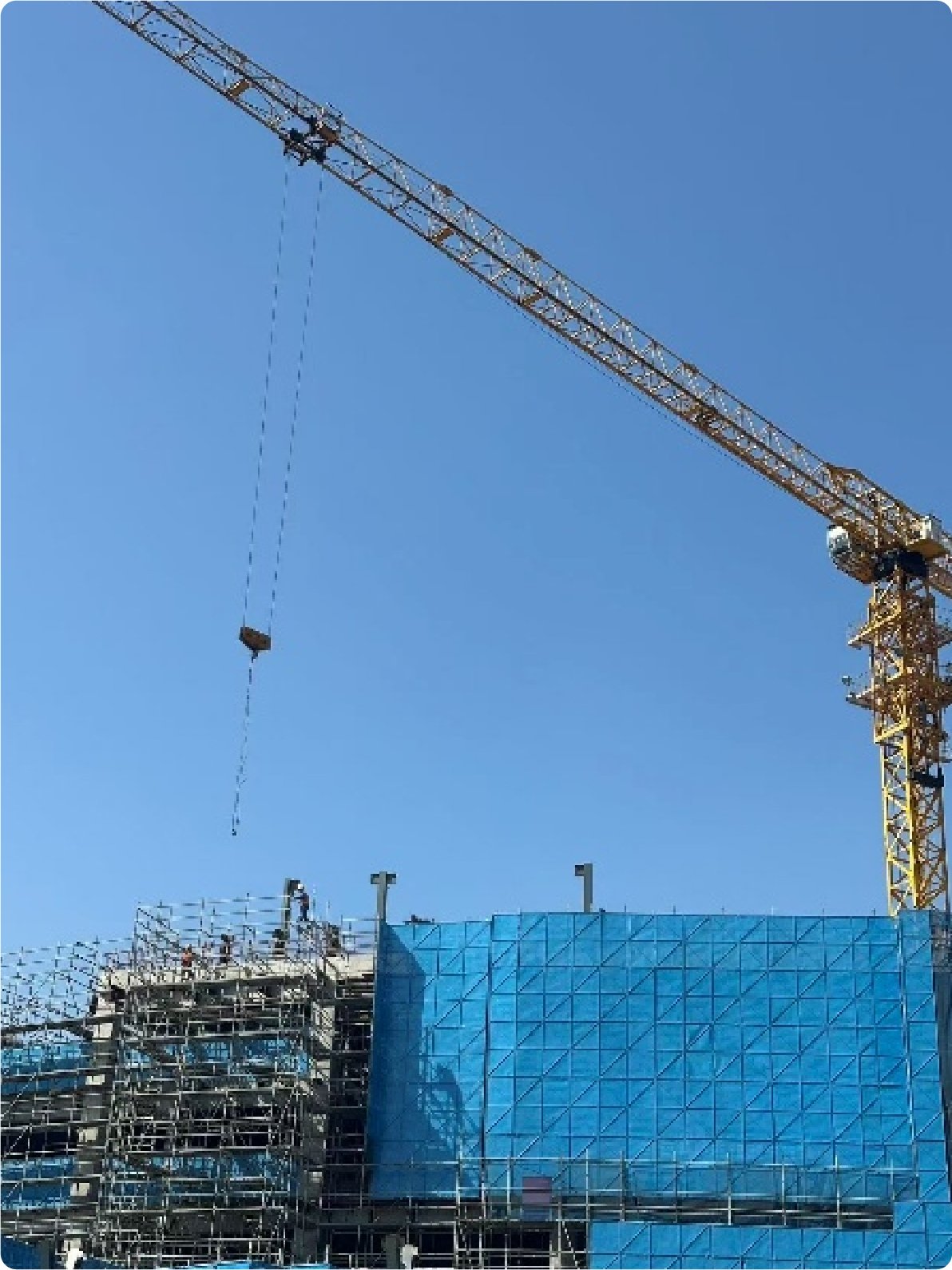 modular scaffolding tower crane operation.webp